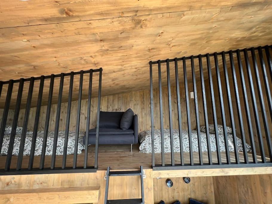 Attraktiv & Smart Funkishytte Pa Nes Strandhager. Holiday home Arnes (Nes)