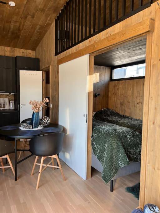Attraktiv & Smart Funkishytte Pa Nes Strandhager. Holiday home Arnes (Nes)