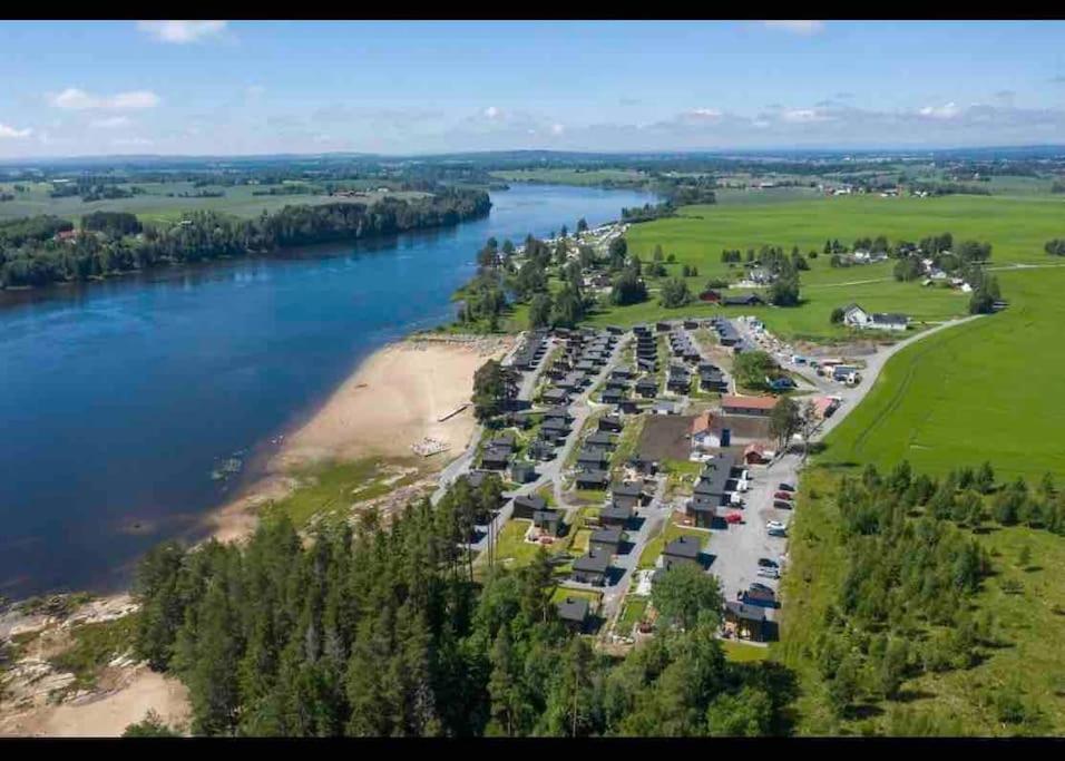 Attraktiv & Smart Funkishytte Pa Nes Strandhager.