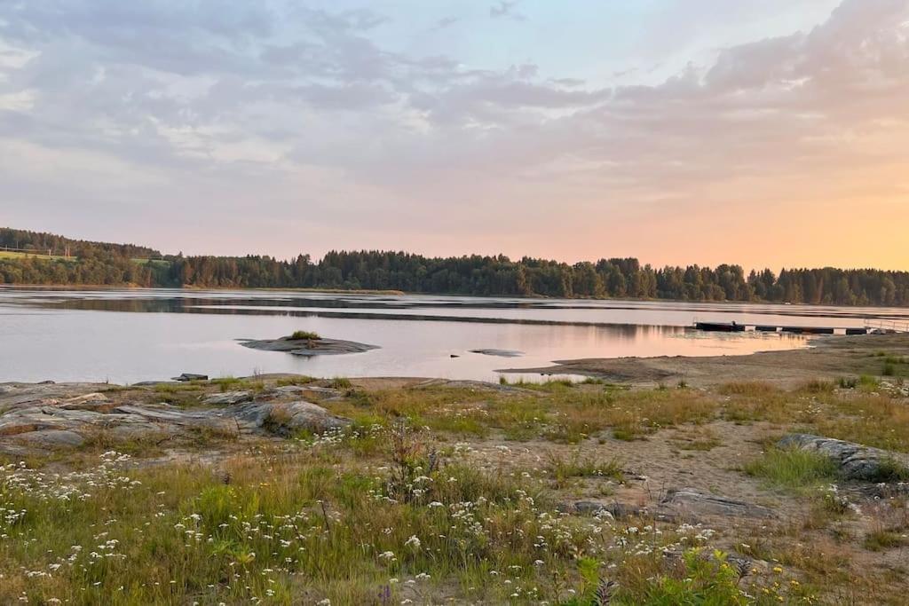 Attraktiv & Smart Funkishytte Pa Nes Strandhager. * Arnes (Nes)